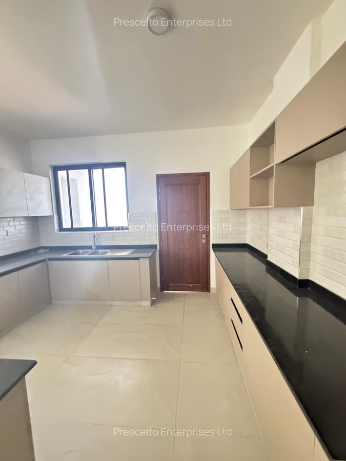 3 Bed Apartment with En Suite at Off Links Road - 15