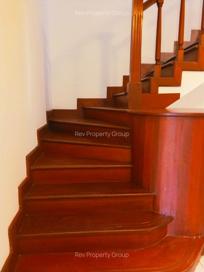 5 Bed Villa with En Suite in Rosslyn - 8