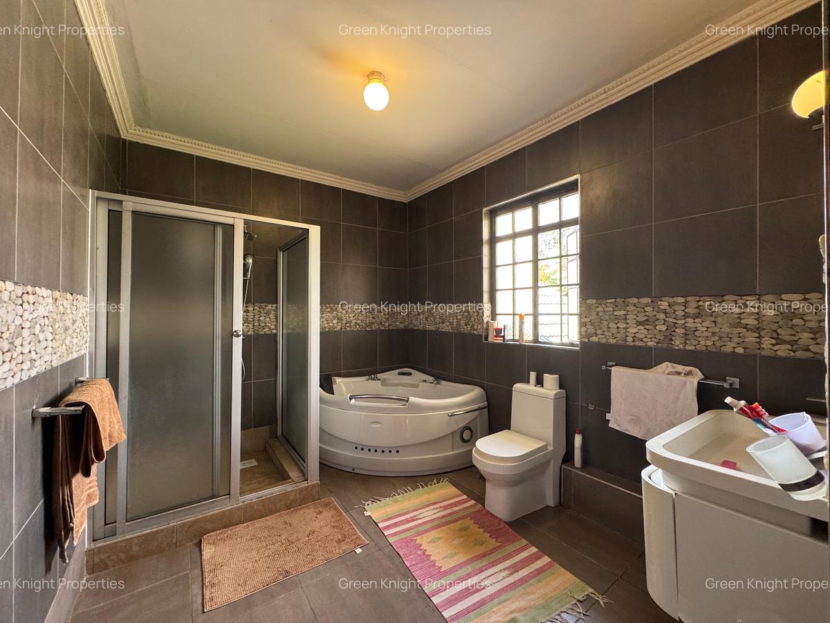 6 Bed House with En Suite in Runda - 12