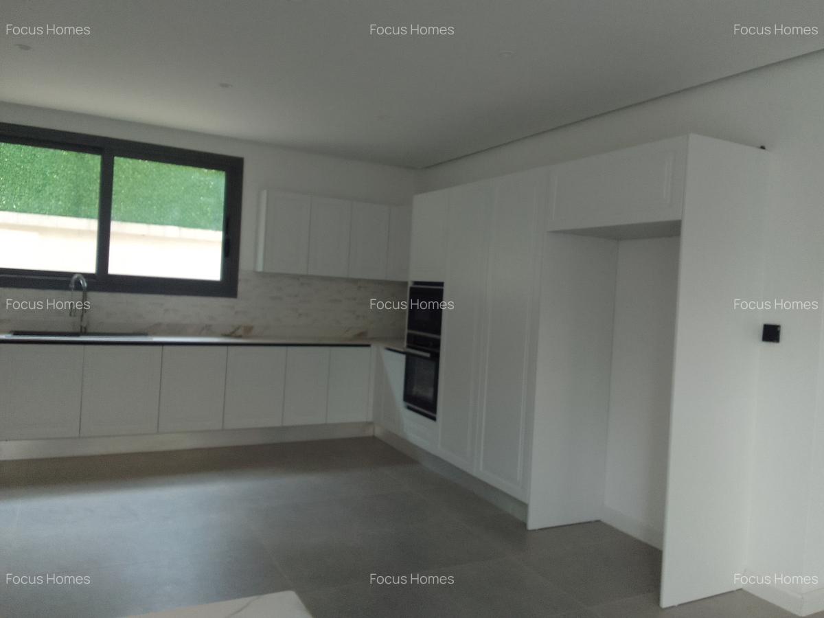 5 Bed Townhouse with En Suite in Lavington - 16