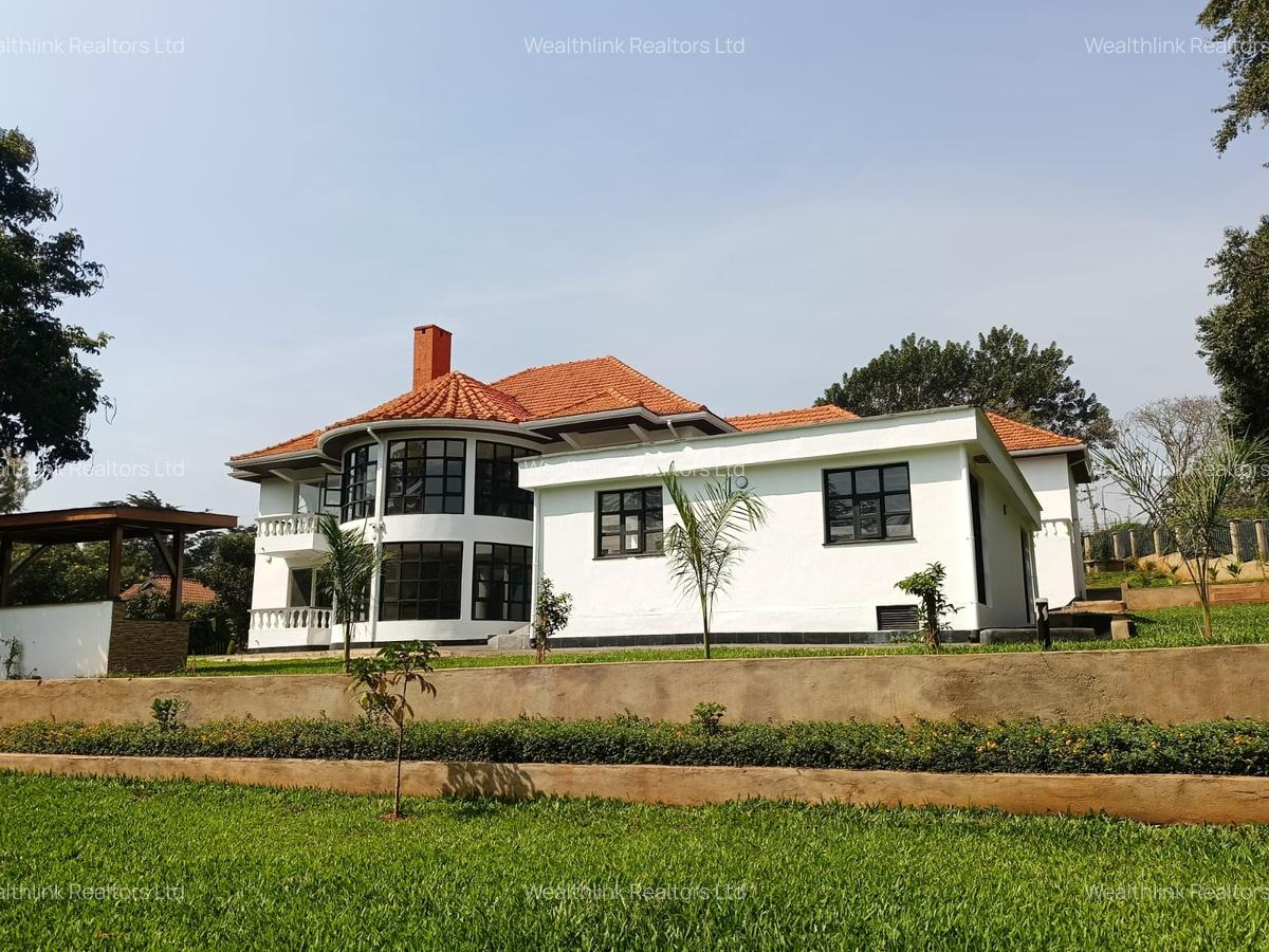5 Bed House with En Suite at Ridgeways - 1