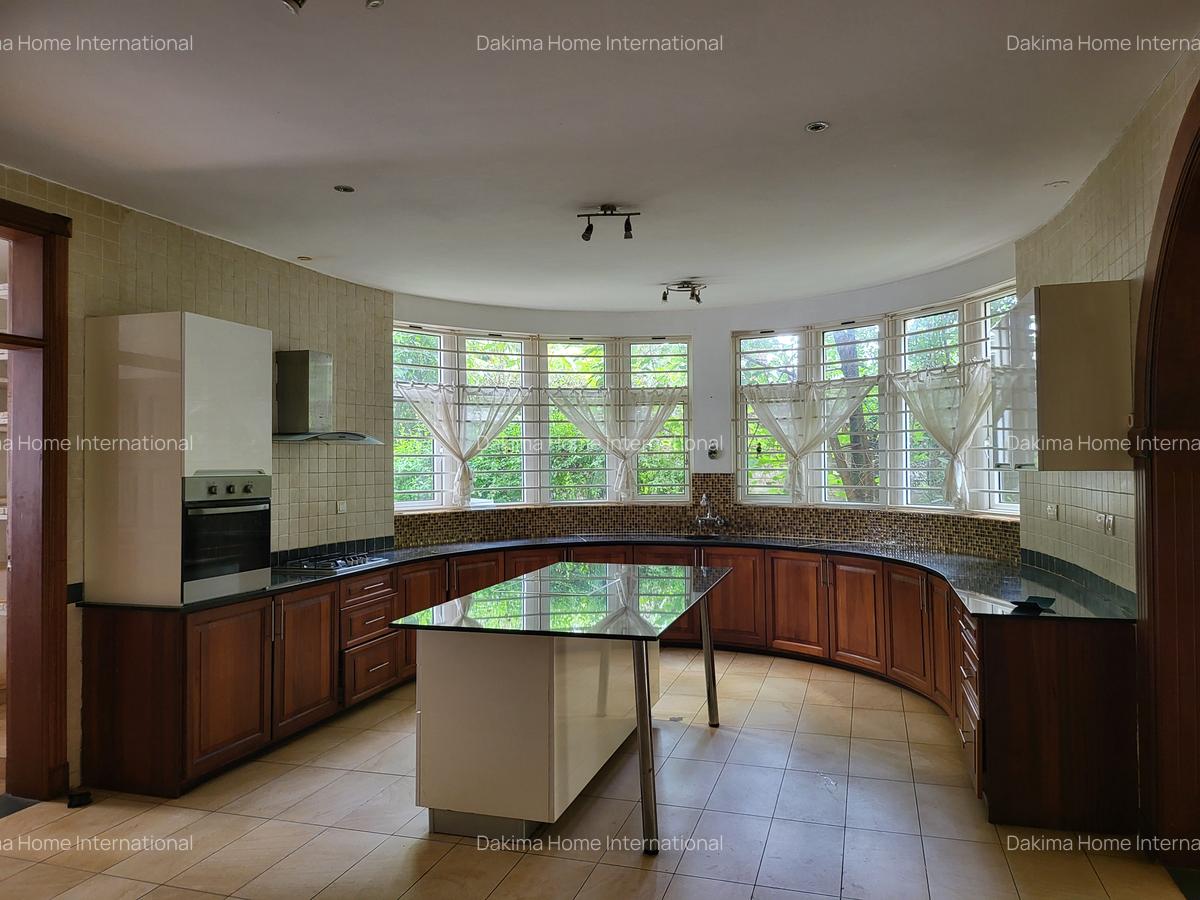 5 Bed Townhouse with En Suite in Rosslyn - 3