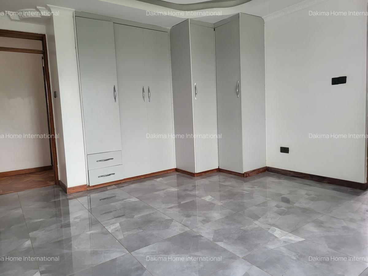 5 Bed House with En Suite in Runda - 10
