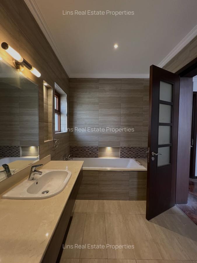 5 Bed Townhouse with En Suite in Lavington - 15