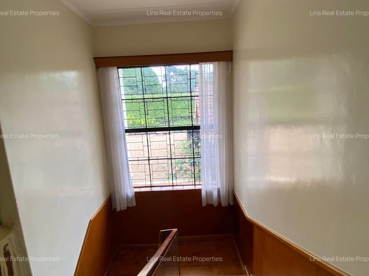 5 Bed House with En Suite in Runda - 9
