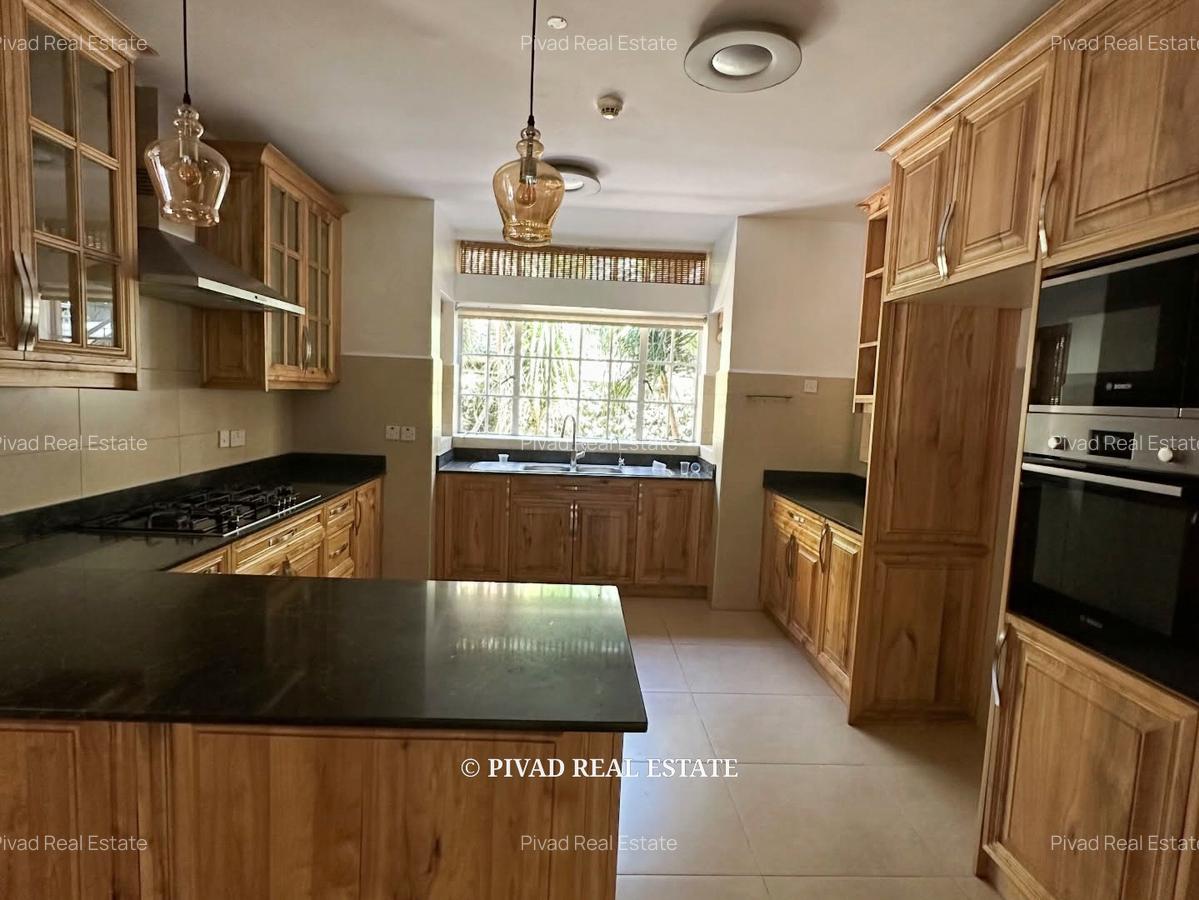 5 Bed House with Swimming Pool in Rosslyn - 8