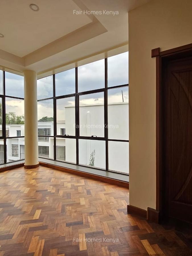 5 Bed Townhouse with En Suite at Lavington Green - 3