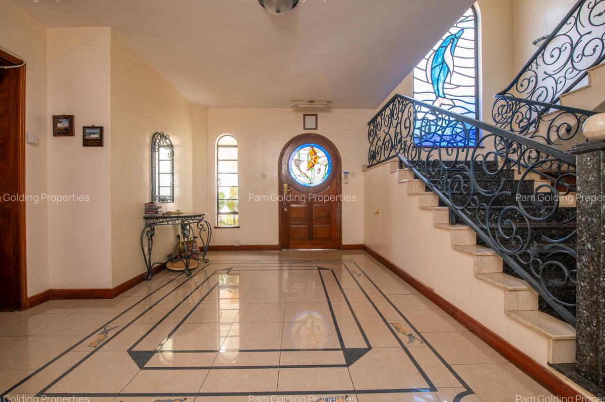 5 Bed House with En Suite in Runda - 2