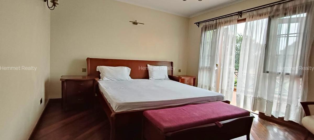 4 Bed House with En Suite in Ridgeways - 11