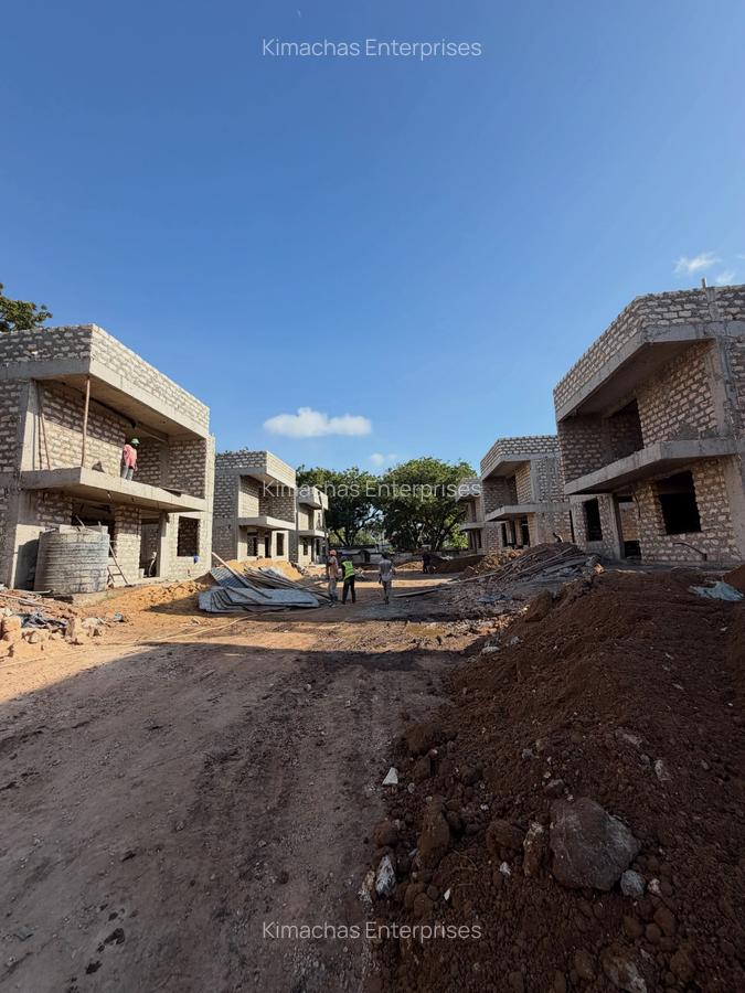 4 Bed Townhouse with En Suite at Greenwood Drive - 2