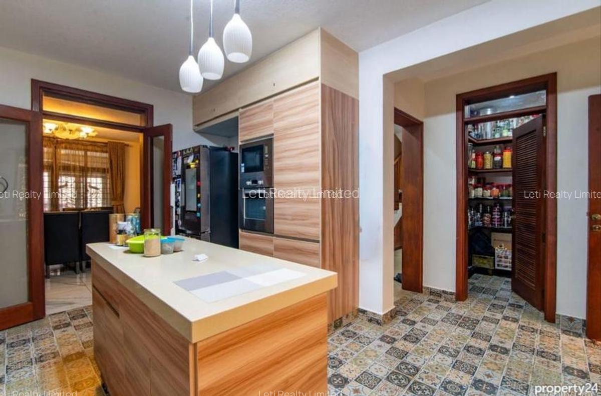 5 Bed Townhouse with En Suite in Lavington - 6