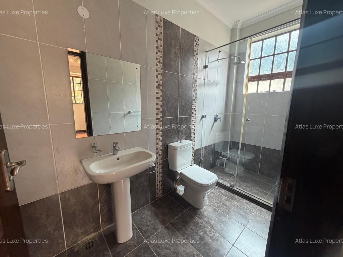 4 Bed Townhouse with En Suite at Rosslyn - 11