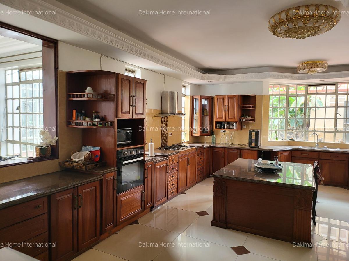 6 Bed House with En Suite in Nyari - 3