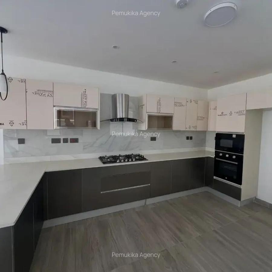 5 Bed Townhouse with En Suite in Lavington - 4