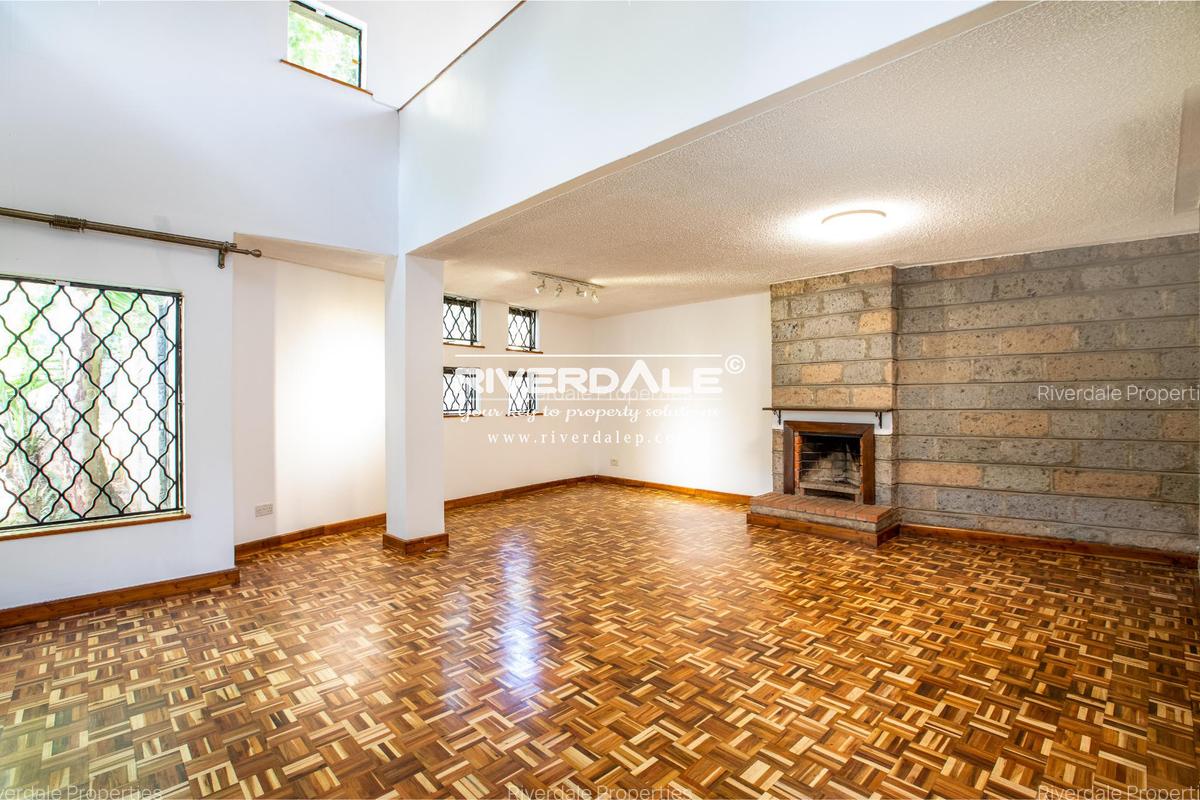 5 Bed House with En Suite in Runda - 1