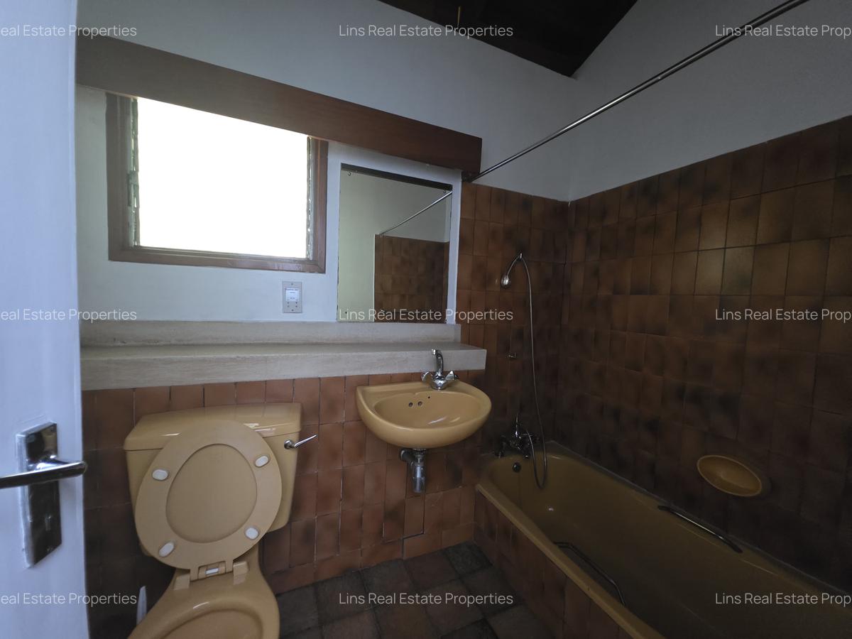 4 Bed House with En Suite in Lake View - 7