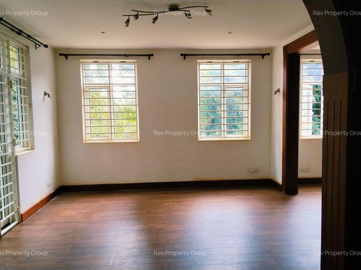 4 Bed Villa with En Suite in Rosslyn - 16