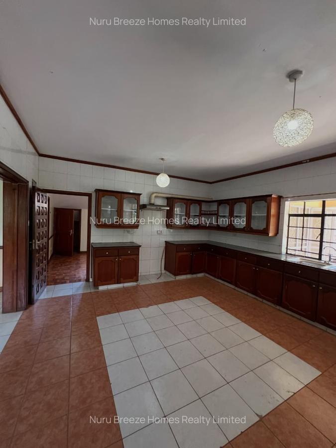5 Bed House with En Suite in Runda - 3