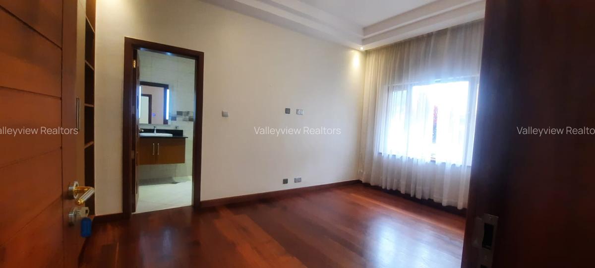 5 Bed Townhouse with En Suite at Lavington - 4