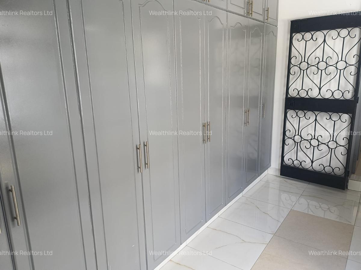 5 Bed House with En Suite at Garden Estate - 13