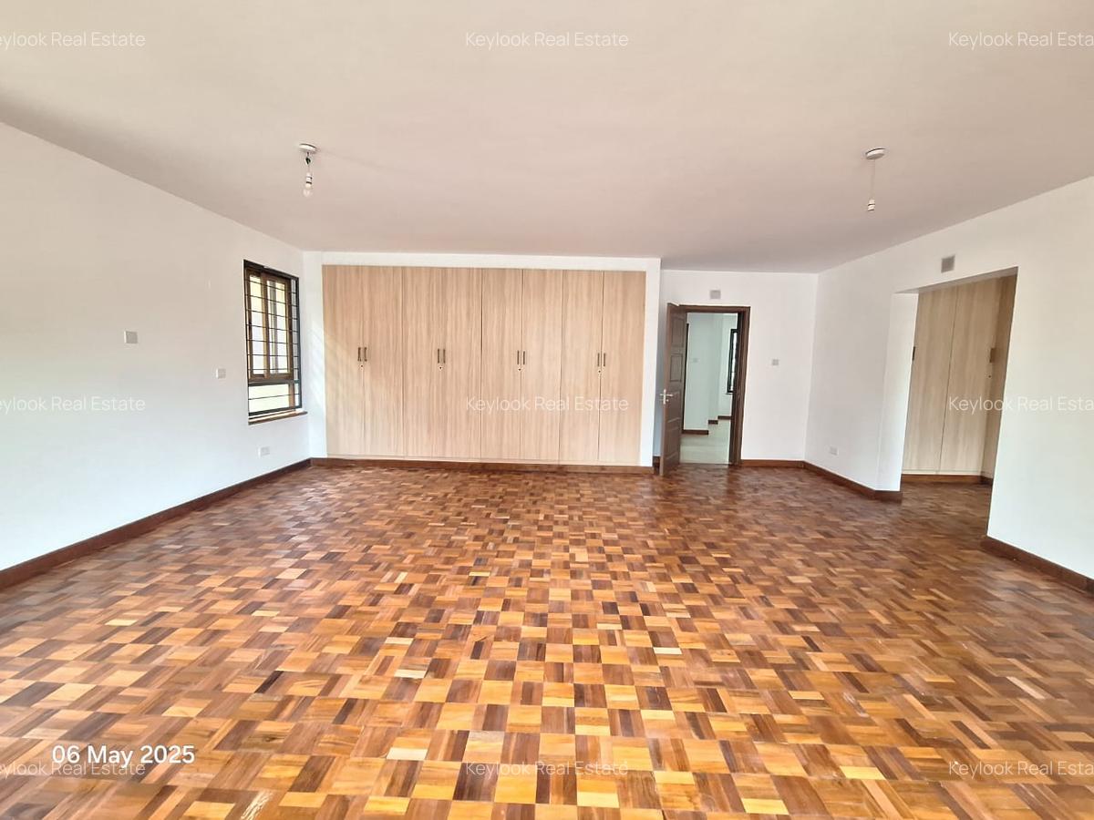 5 Bed Townhouse with En Suite at Lavington - 12