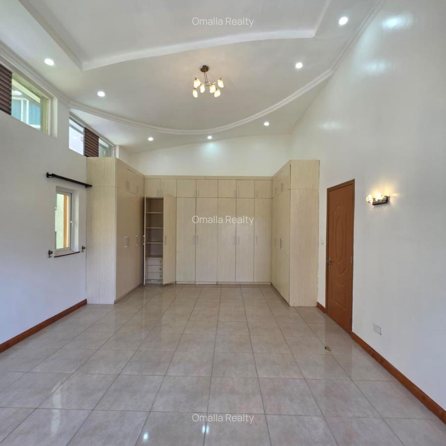 4 Bed House with En Suite in Riverside - 11
