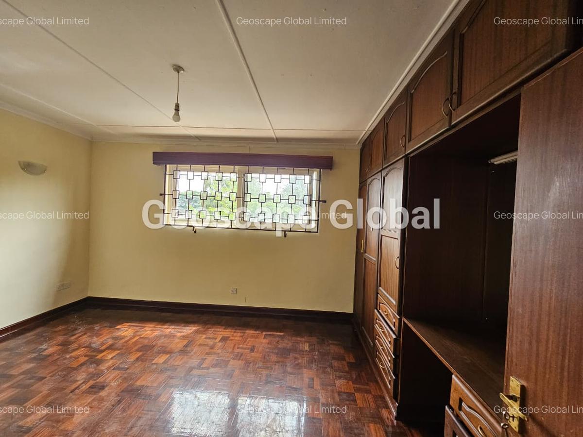5 Bed House with En Suite in Lavington - 4