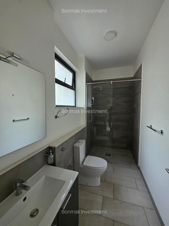 4 Bed Apartment with En Suite at Riverside Drive - 11
