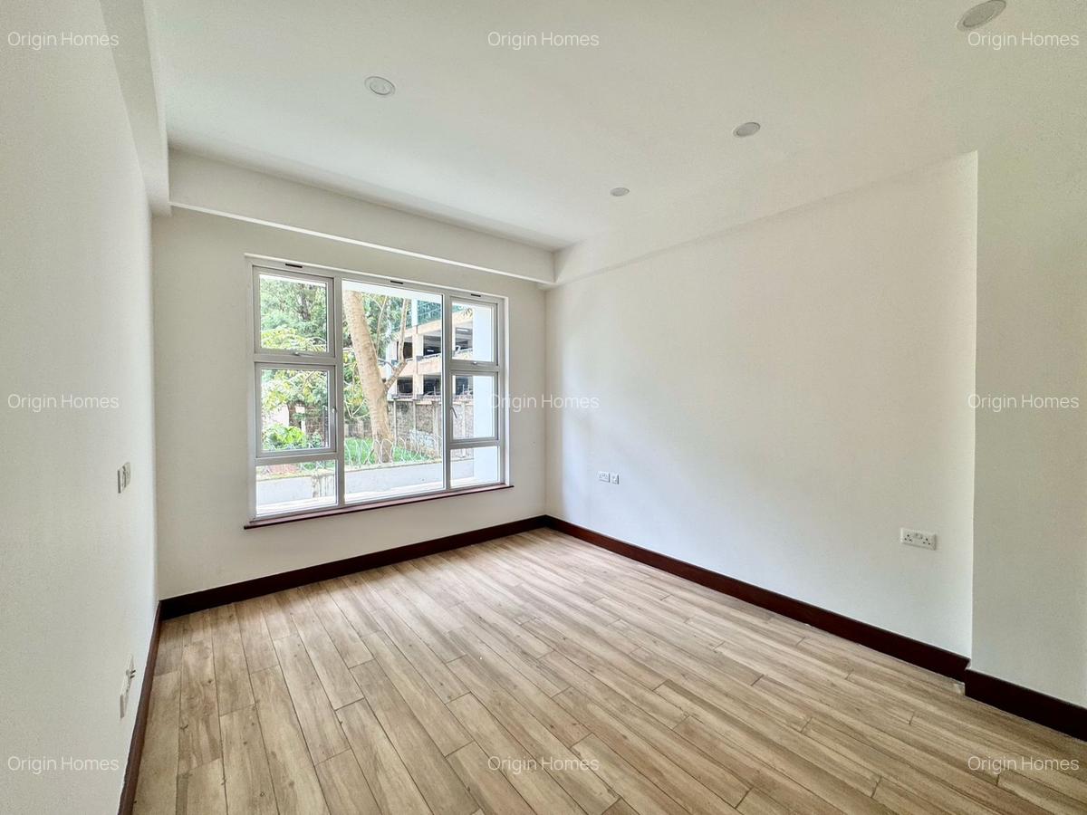 4 Bed Apartment with En Suite at Parklands - 12