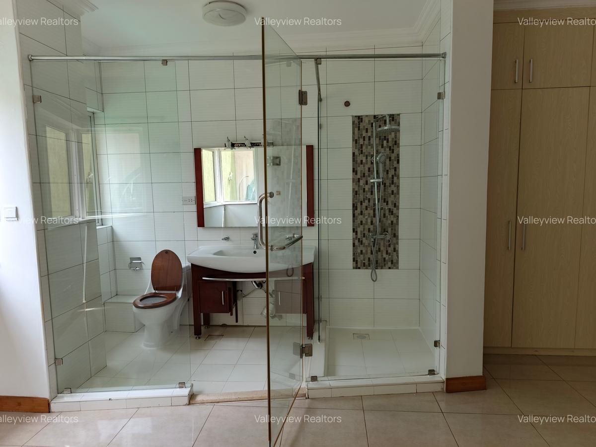 4 Bed Townhouse with En Suite at Riverside - 14