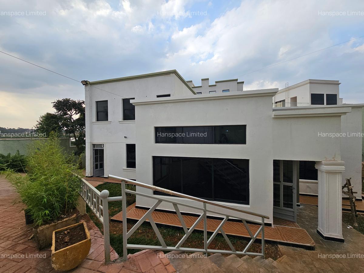 3 Bed House with En Suite in Runda - 2