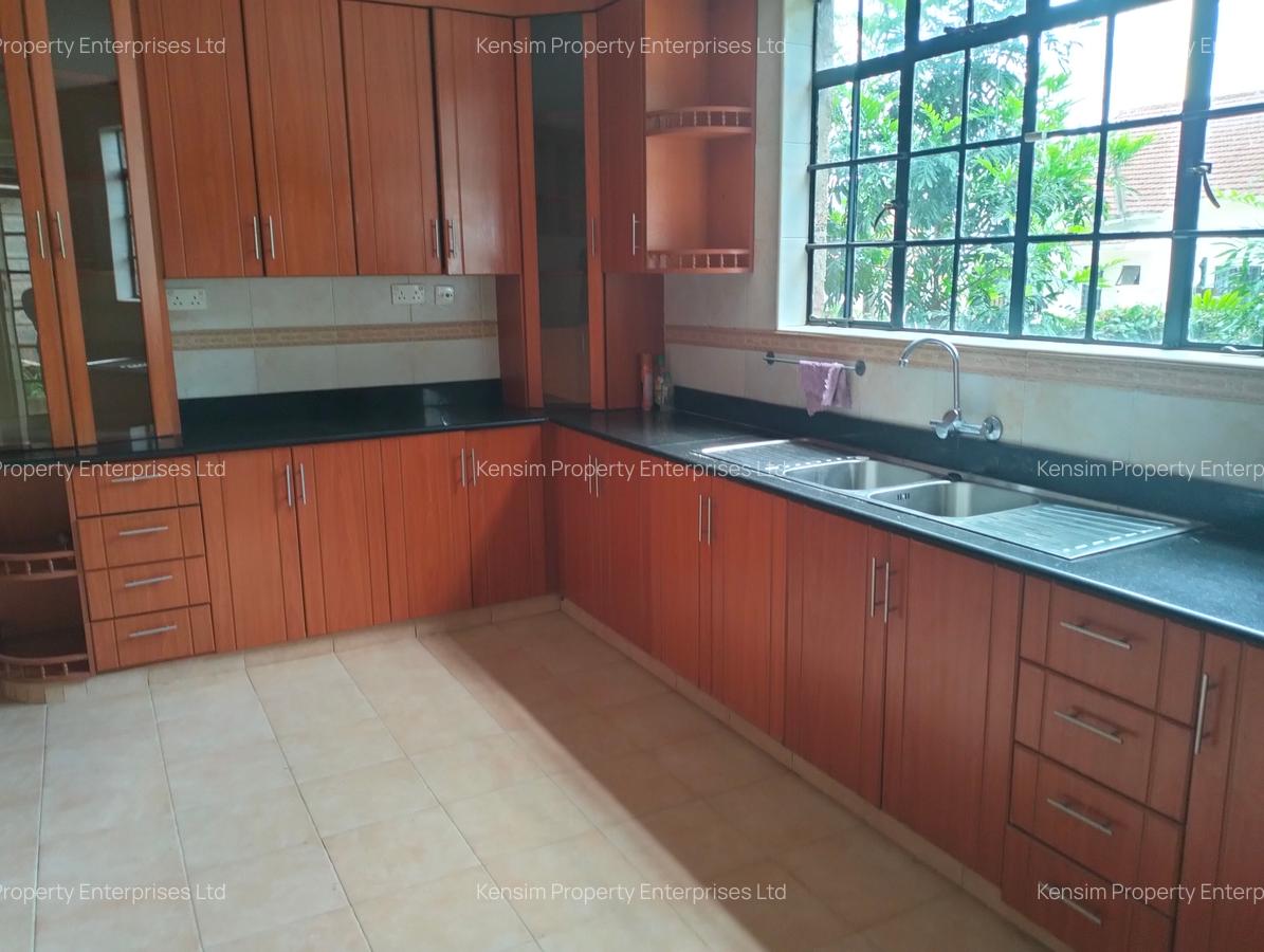 5 Bed Townhouse with En Suite in Lavington - 2