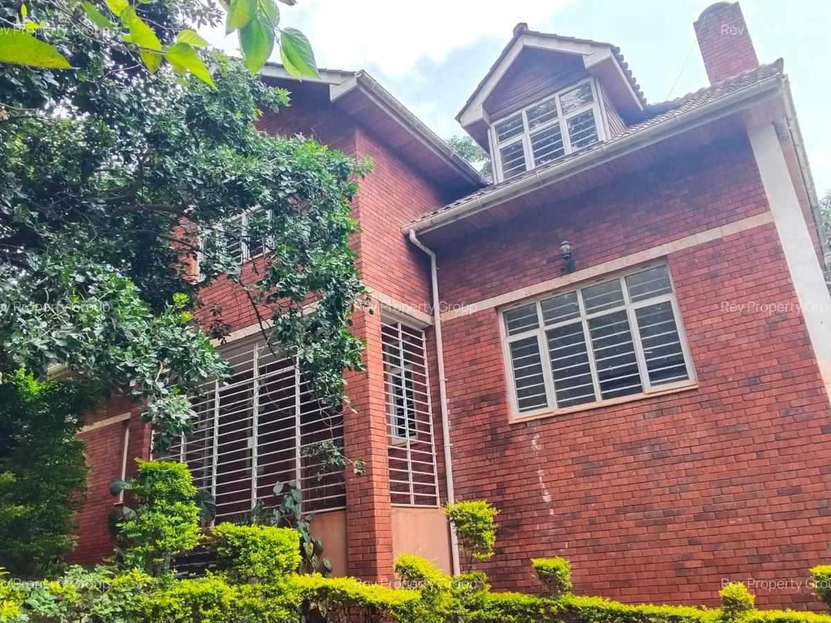 4 Bed Villa with En Suite in Rosslyn - 1