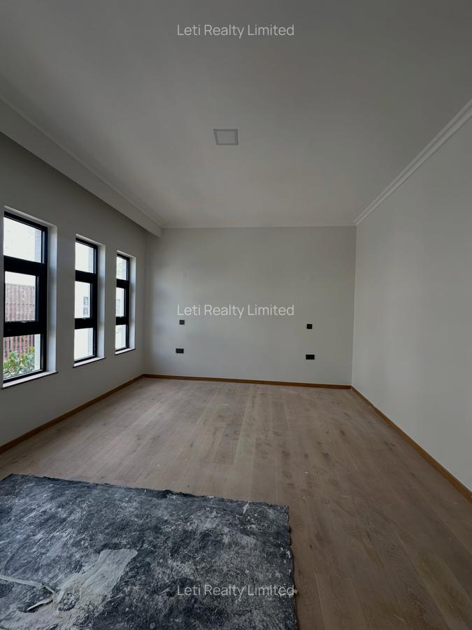 5 Bed Townhouse with En Suite in Lavington - 3