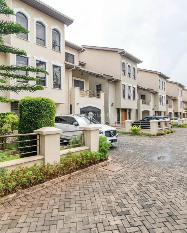 5 Bed Villa with En Suite in Lavington - 1