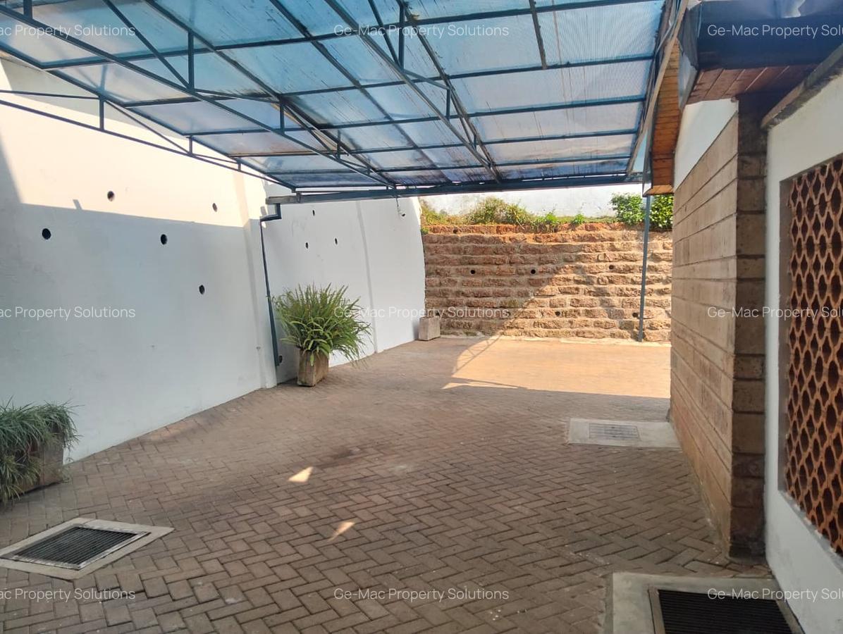 5 Bed House with En Suite in Lavington - 12