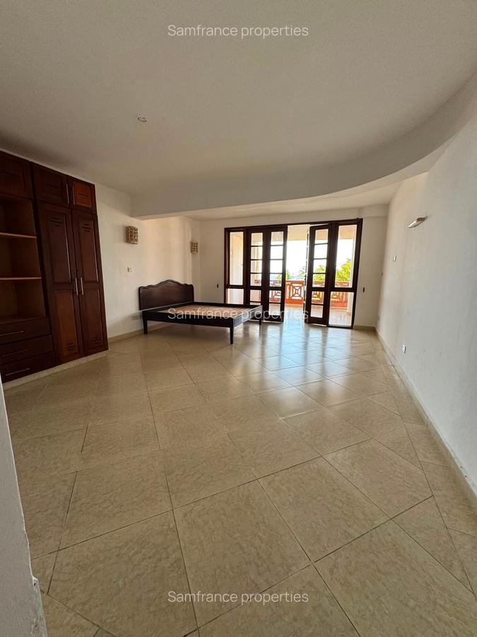 Serviced 3 Bed Apartment with En Suite at Lamera Beach - 6