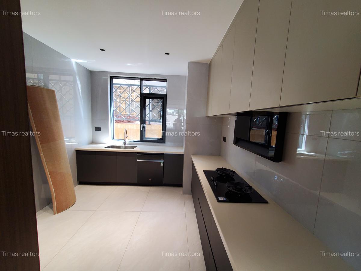 5 Bed Townhouse with En Suite at Lavington - 4