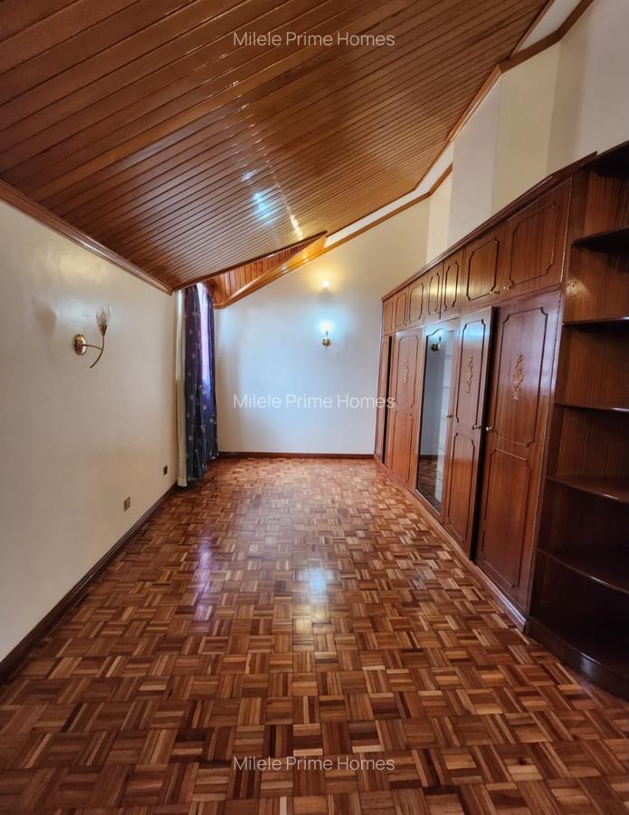 4 Bed House with En Suite in Karen Hardy - 8