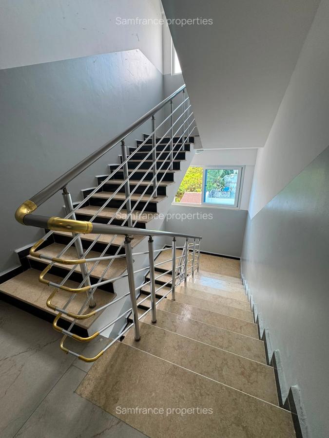 Serviced 2 Bed Apartment with En Suite at Links Road - 3