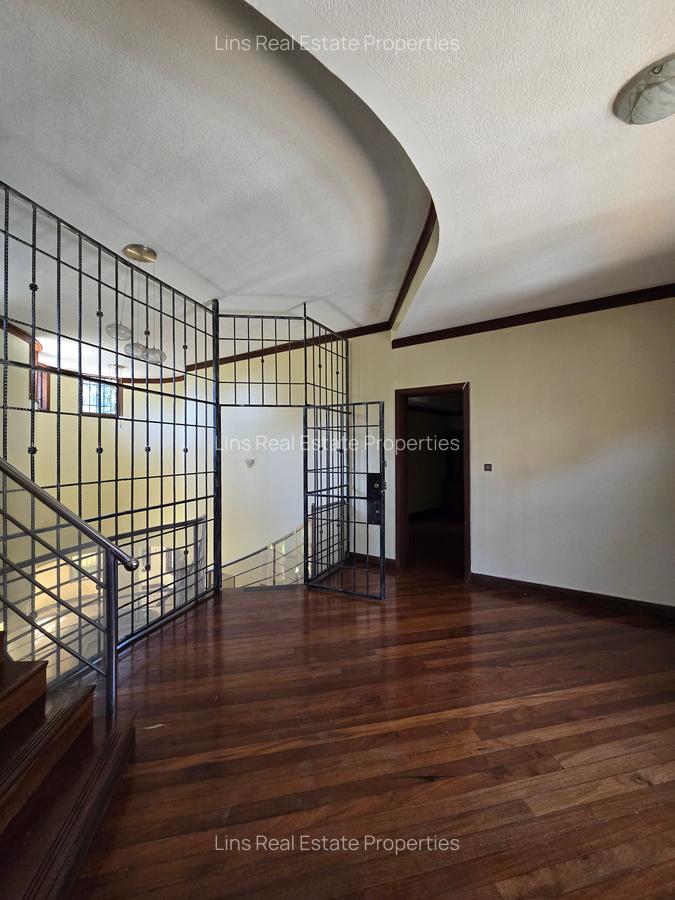 4 Bed House with En Suite in Hill View - 19