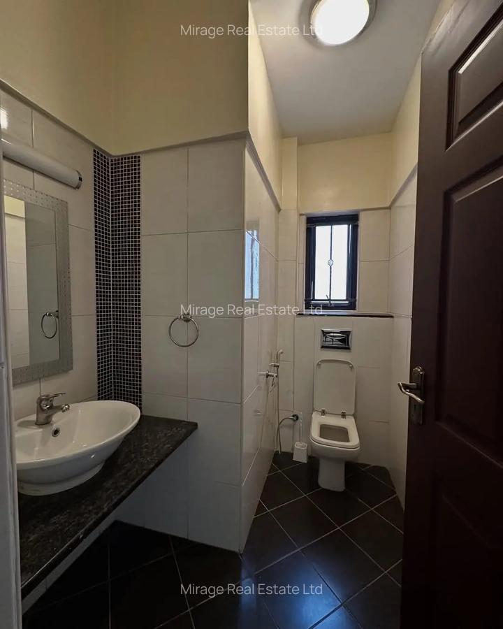 4 Bed Apartment with En Suite in Brookside - 19
