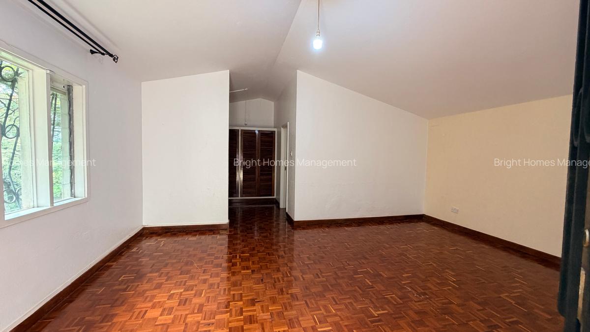 4 Bed Villa with En Suite in Hill View - 16
