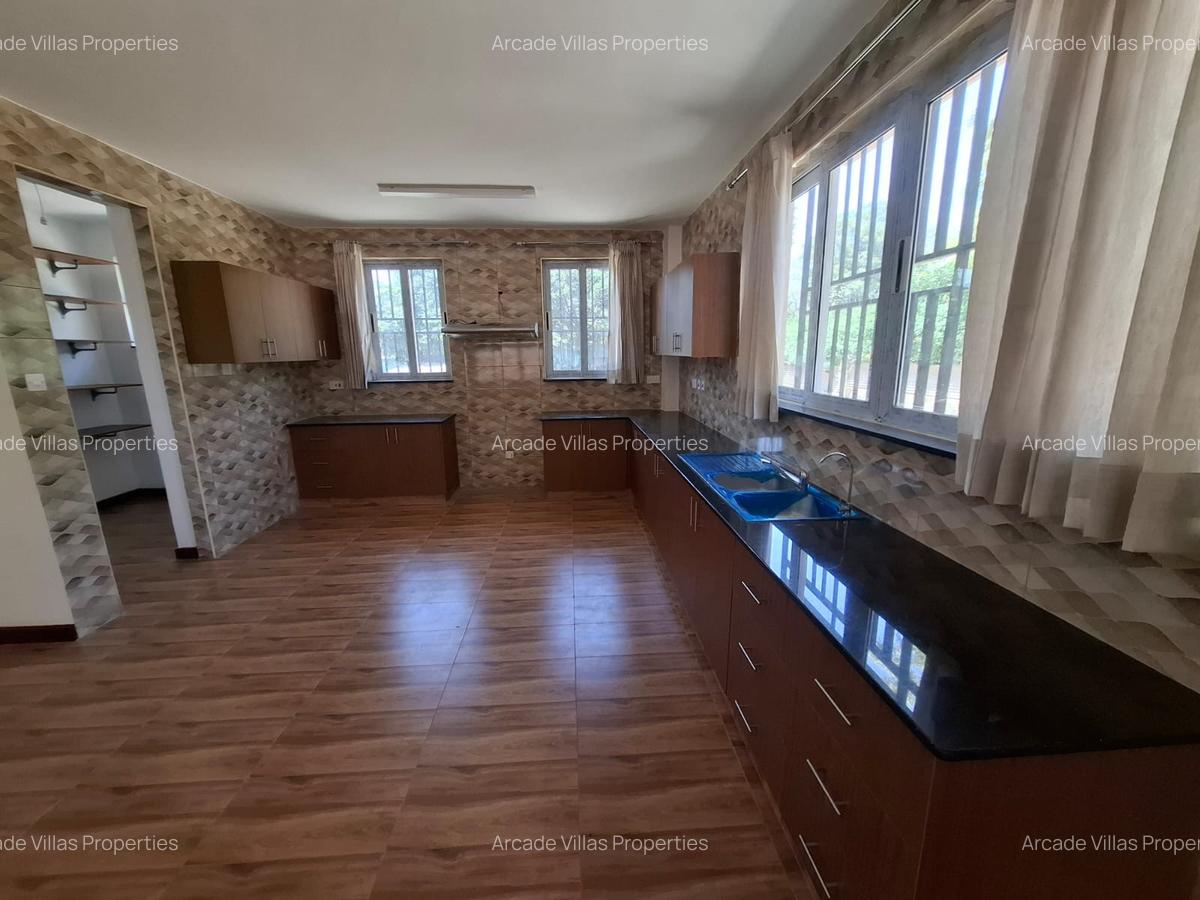 5 Bed House with En Suite in Lavington - 7