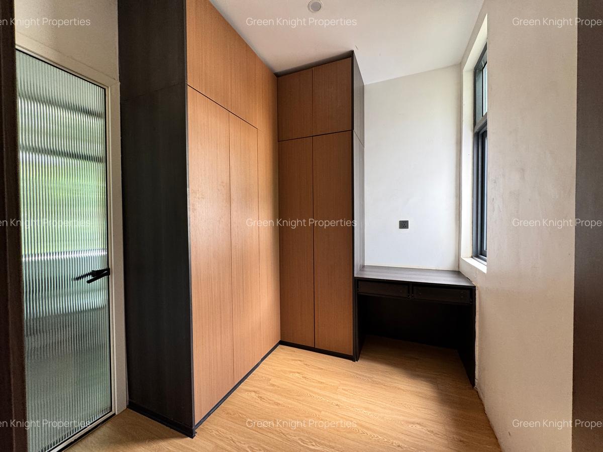 5 Bed Townhouse with En Suite in Lavington - 12
