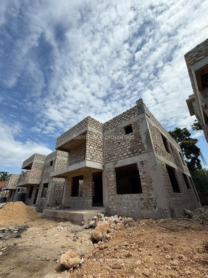 4 Bed House with En Suite at Greenwood Drive - 5