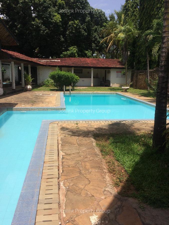 10 Bed Apartment in Nyali Area - 11