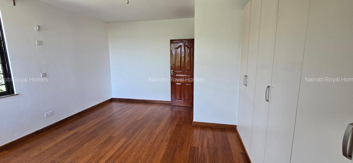 5 Bed Townhouse with En Suite at Lavington Convent Drive - 16