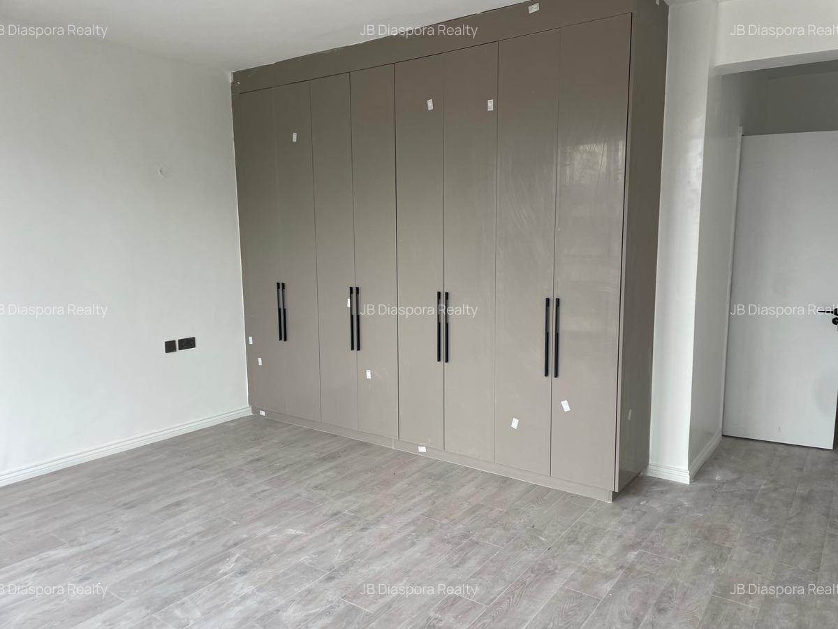 4 Bed Apartment with En Suite in Parklands - 9