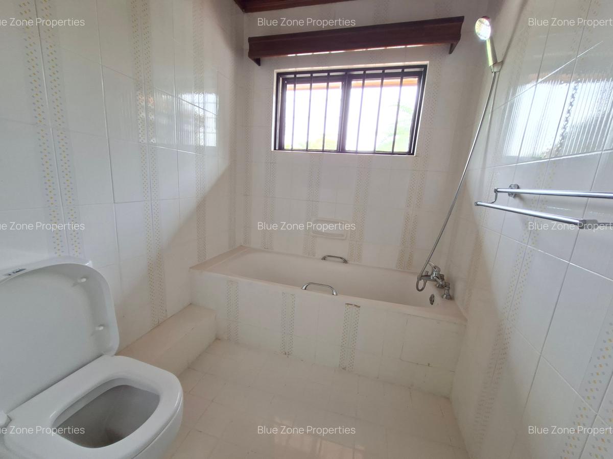 5 Bed House with En Suite at Close To Un - 12